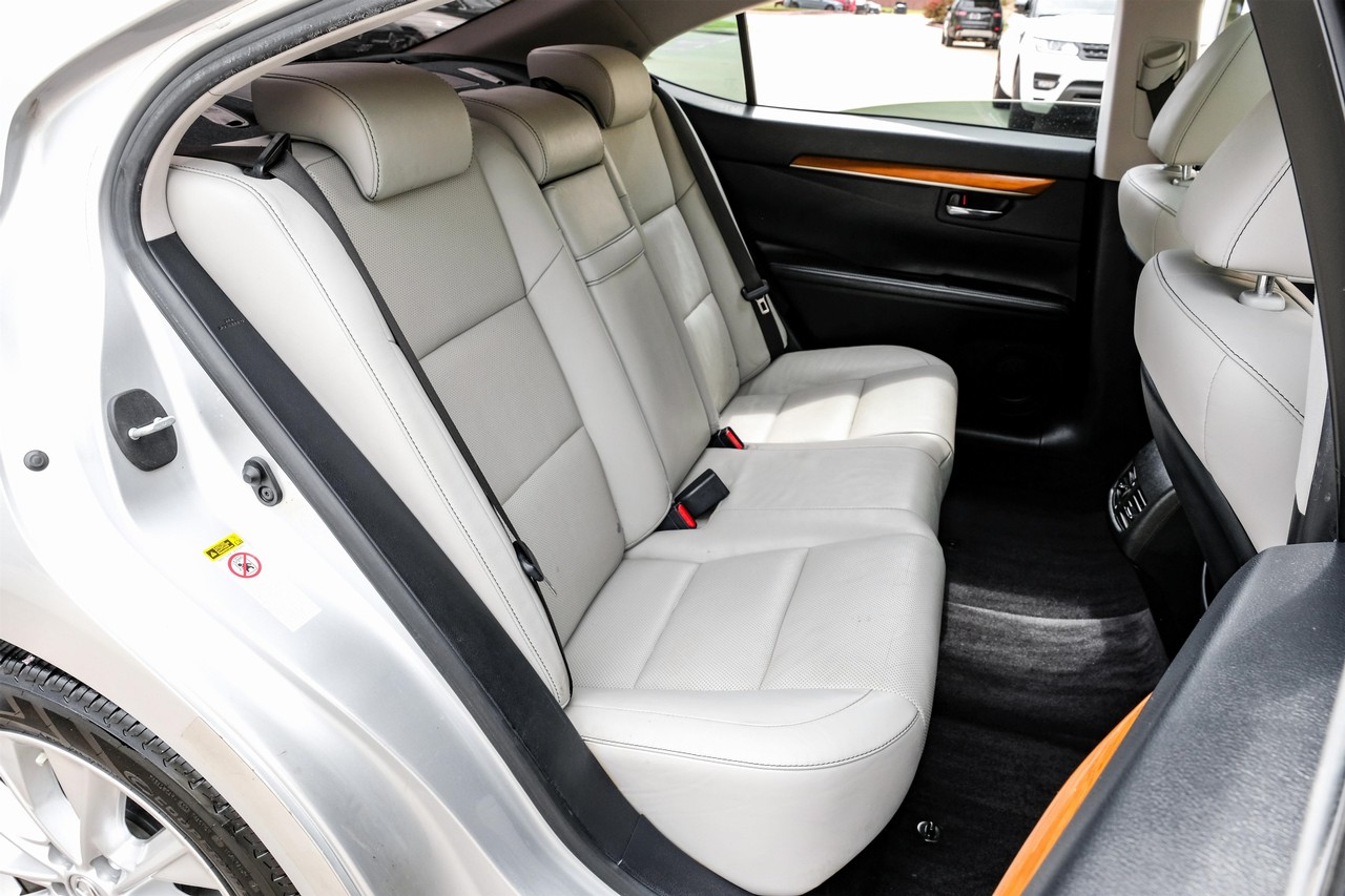 Lexus ES 300h Vehicle Main Gallery Image 38