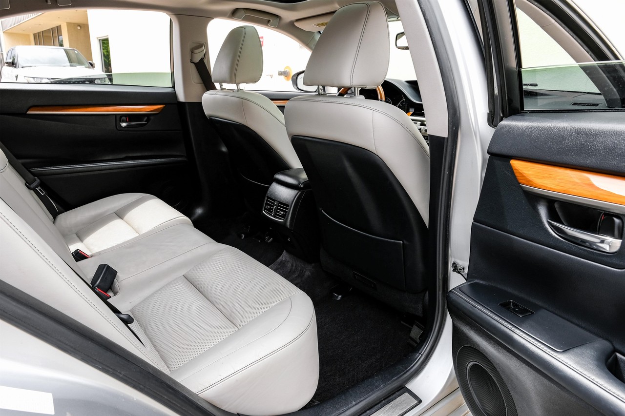 Lexus ES 300h Vehicle Main Gallery Image 39
