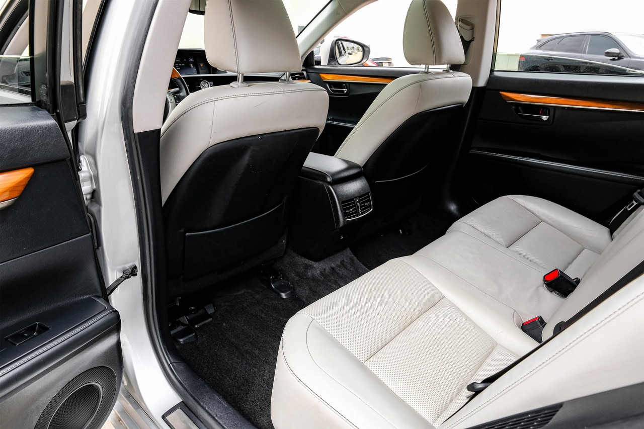 Lexus ES 300h Vehicle Main Gallery Image 40