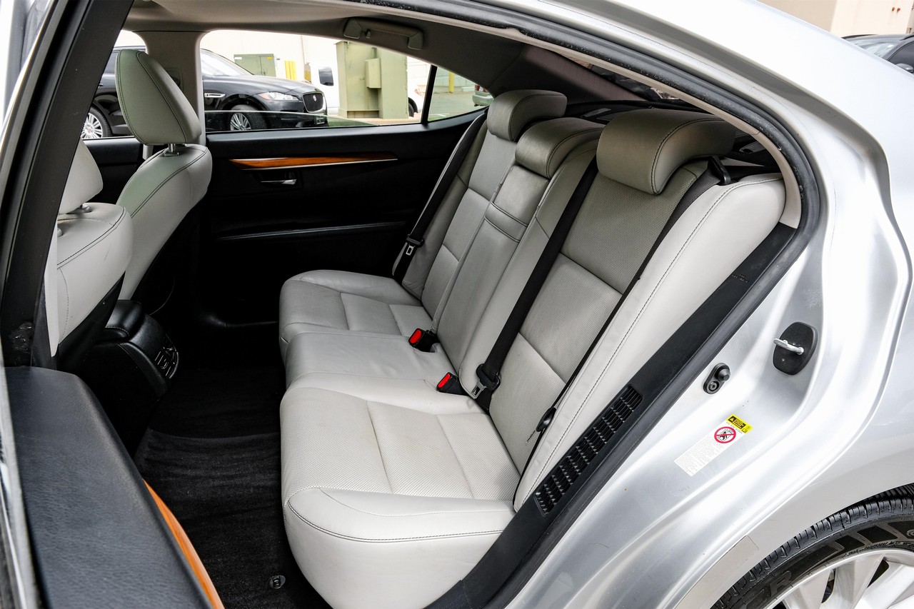 Lexus ES 300h Vehicle Main Gallery Image 41