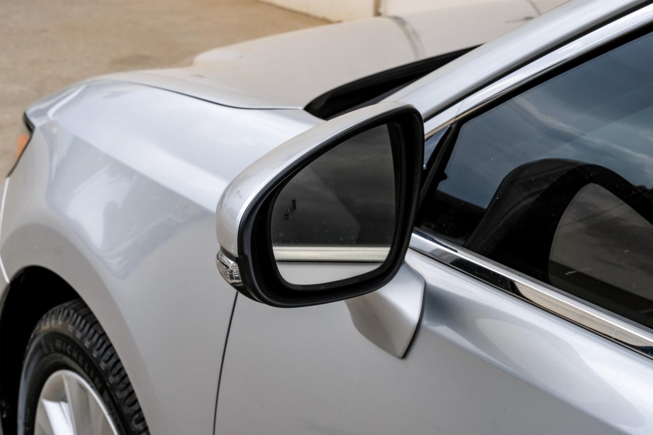 Lexus ES 300h Vehicle Main Gallery Image 43
