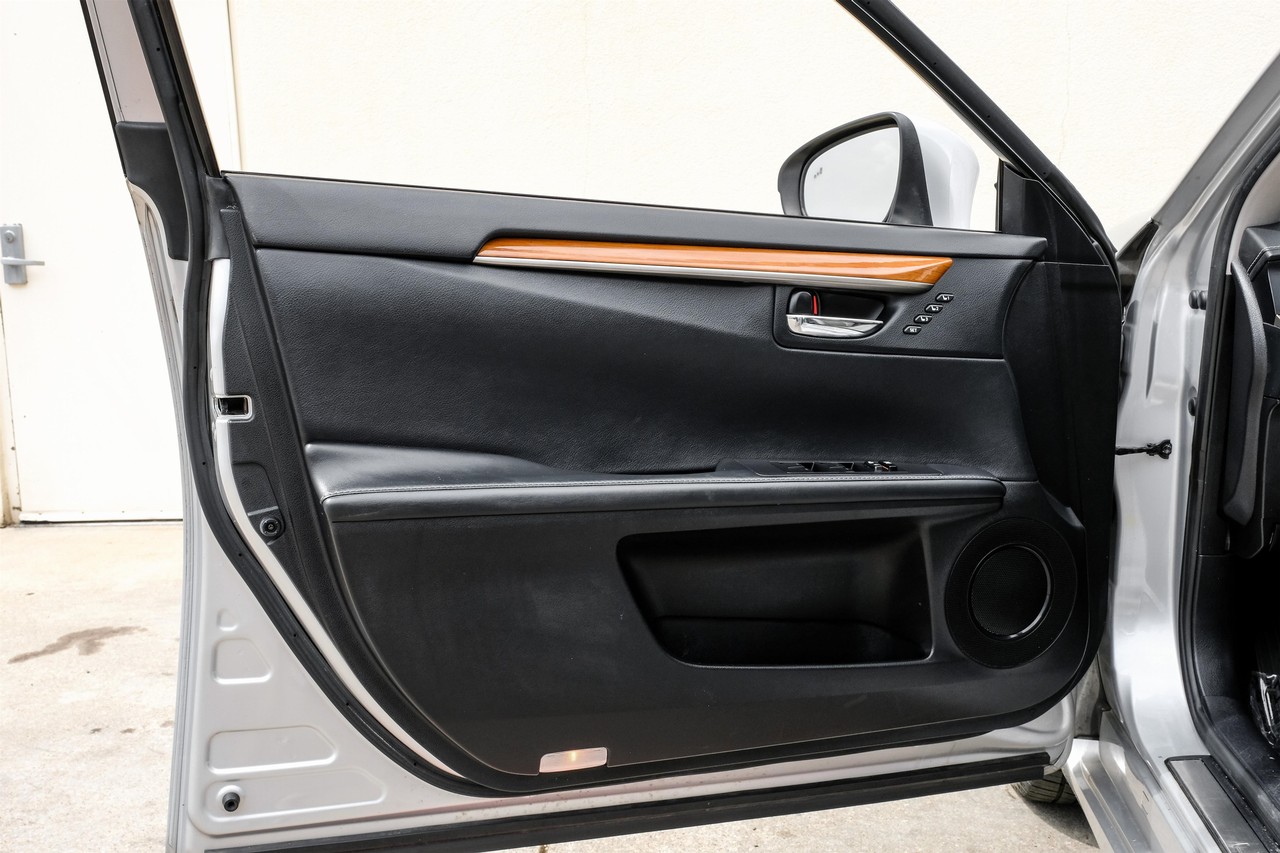 Lexus ES 300h Vehicle Main Gallery Image 44
