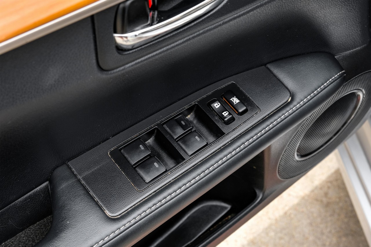 Lexus ES 300h Vehicle Main Gallery Image 45