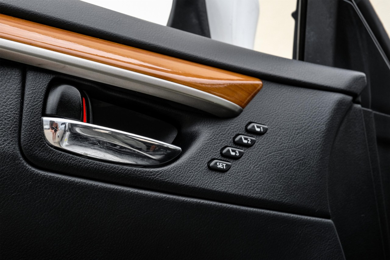 Lexus ES 300h Vehicle Main Gallery Image 46