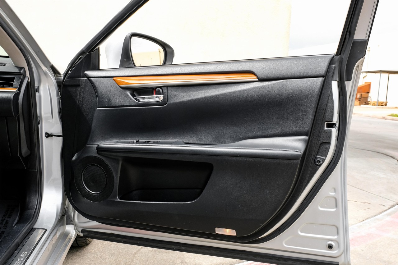 Lexus ES 300h Vehicle Main Gallery Image 47