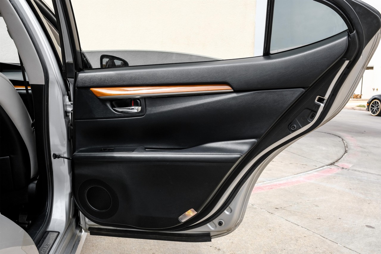Lexus ES 300h Vehicle Main Gallery Image 49