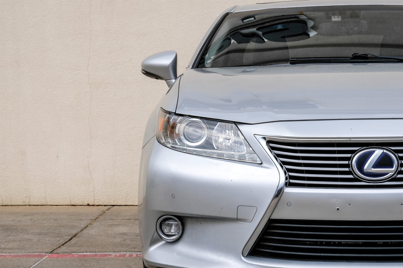 Lexus ES 300h Vehicle Main Gallery Image 50
