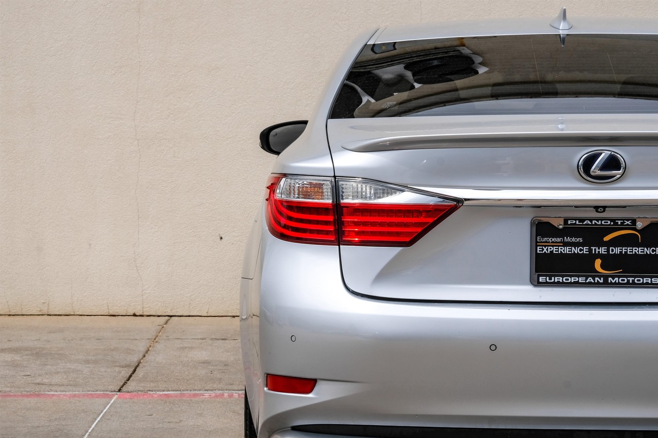Lexus ES 300h Vehicle Main Gallery Image 51