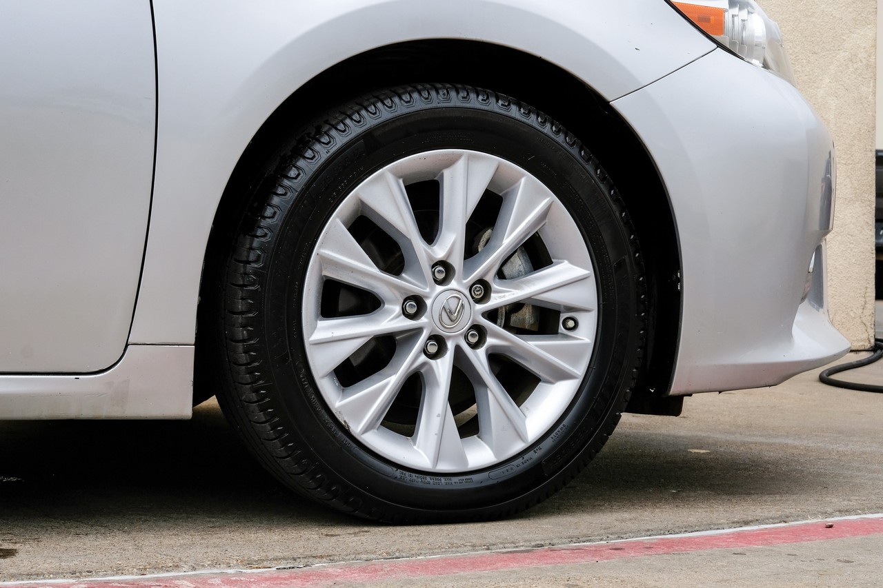 Lexus ES 300h Vehicle Main Gallery Image 56