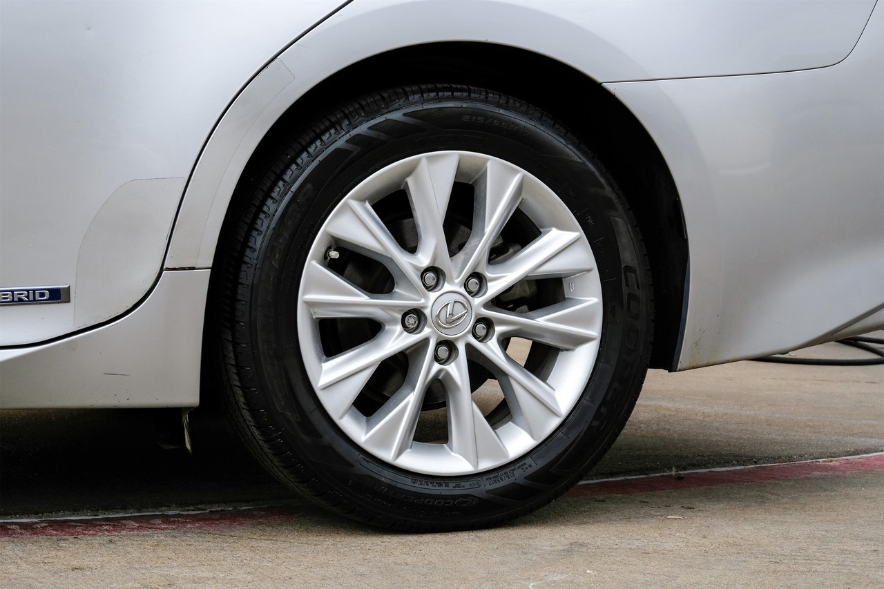 Lexus ES 300h Vehicle Main Gallery Image 58