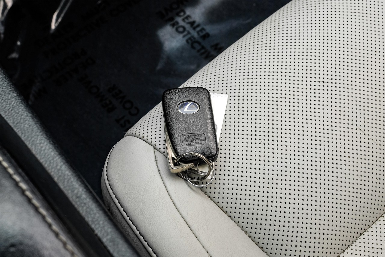 Lexus ES 300h Vehicle Main Gallery Image 59
