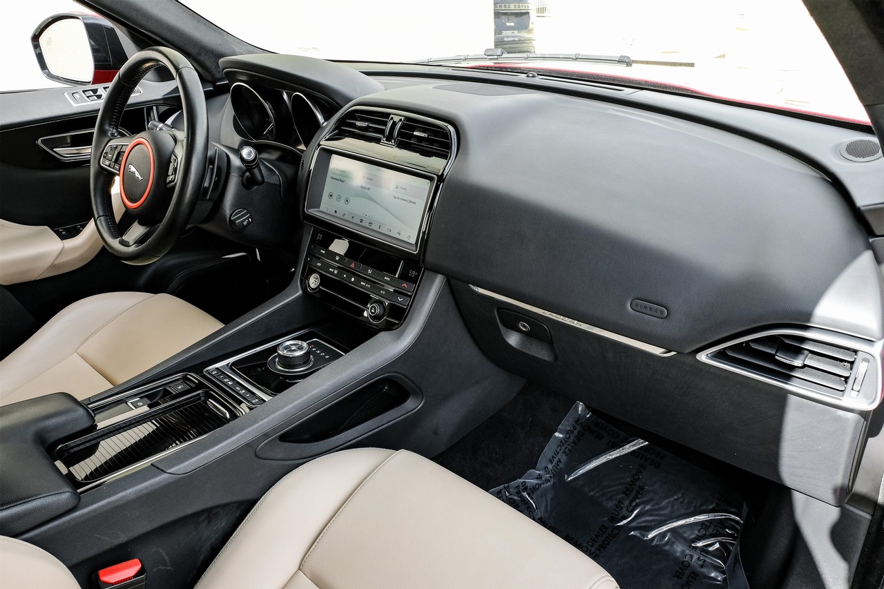 Jaguar F-Pace Vehicle Main Gallery Image 13