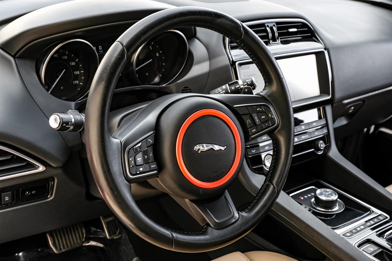 Jaguar F-Pace Vehicle Main Gallery Image 16