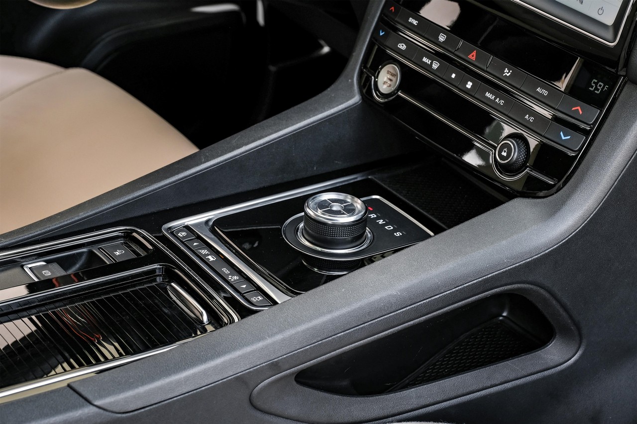 Jaguar F-Pace Vehicle Main Gallery Image 22