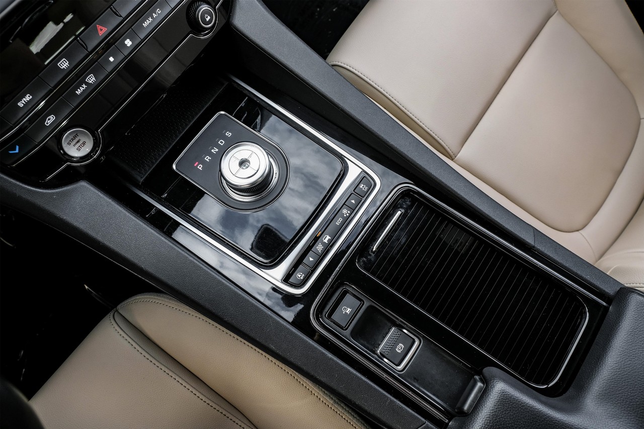 Jaguar F-Pace Vehicle Main Gallery Image 23