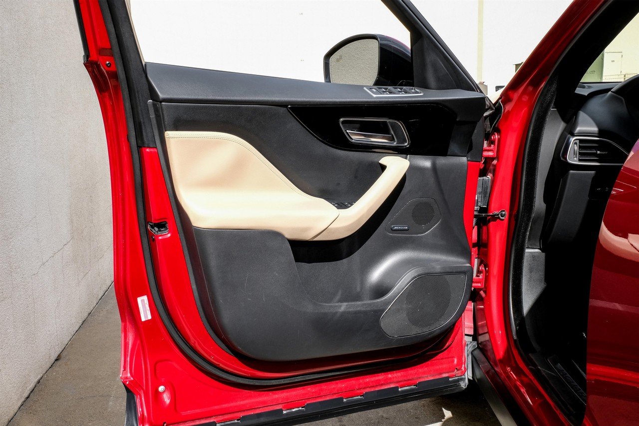 Jaguar F-Pace Vehicle Main Gallery Image 39
