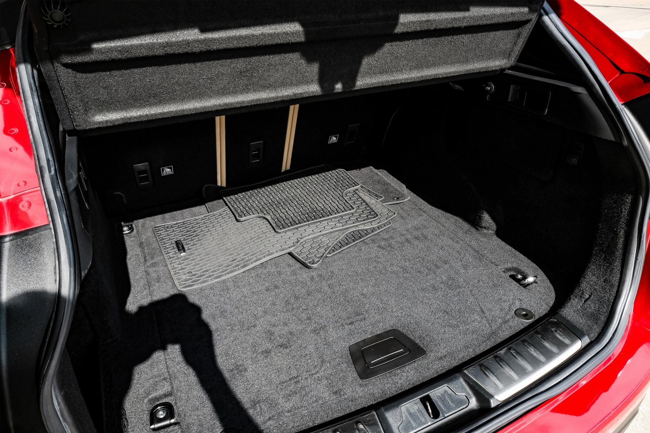 Jaguar F-Pace Vehicle Main Gallery Image 46