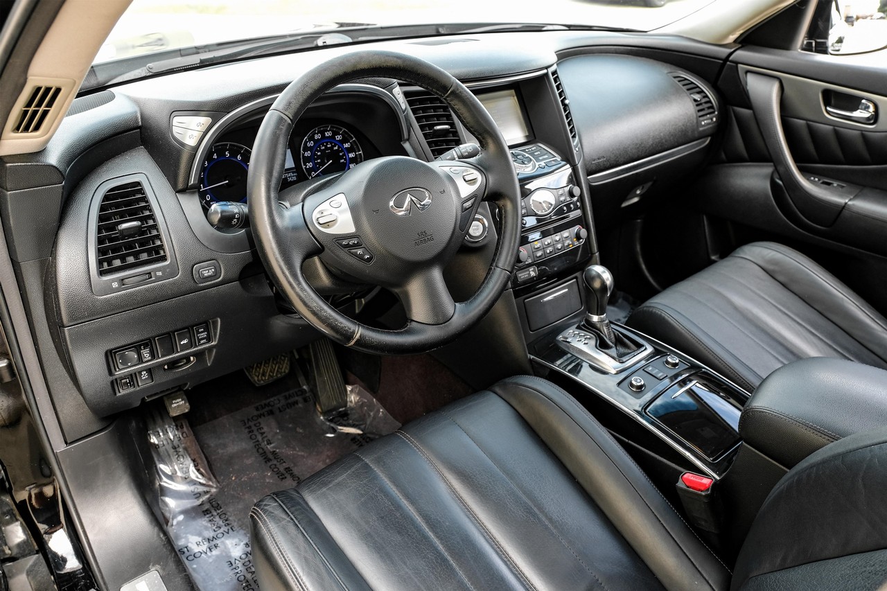 INFINITI QX70 Vehicle Main Gallery Image 03
