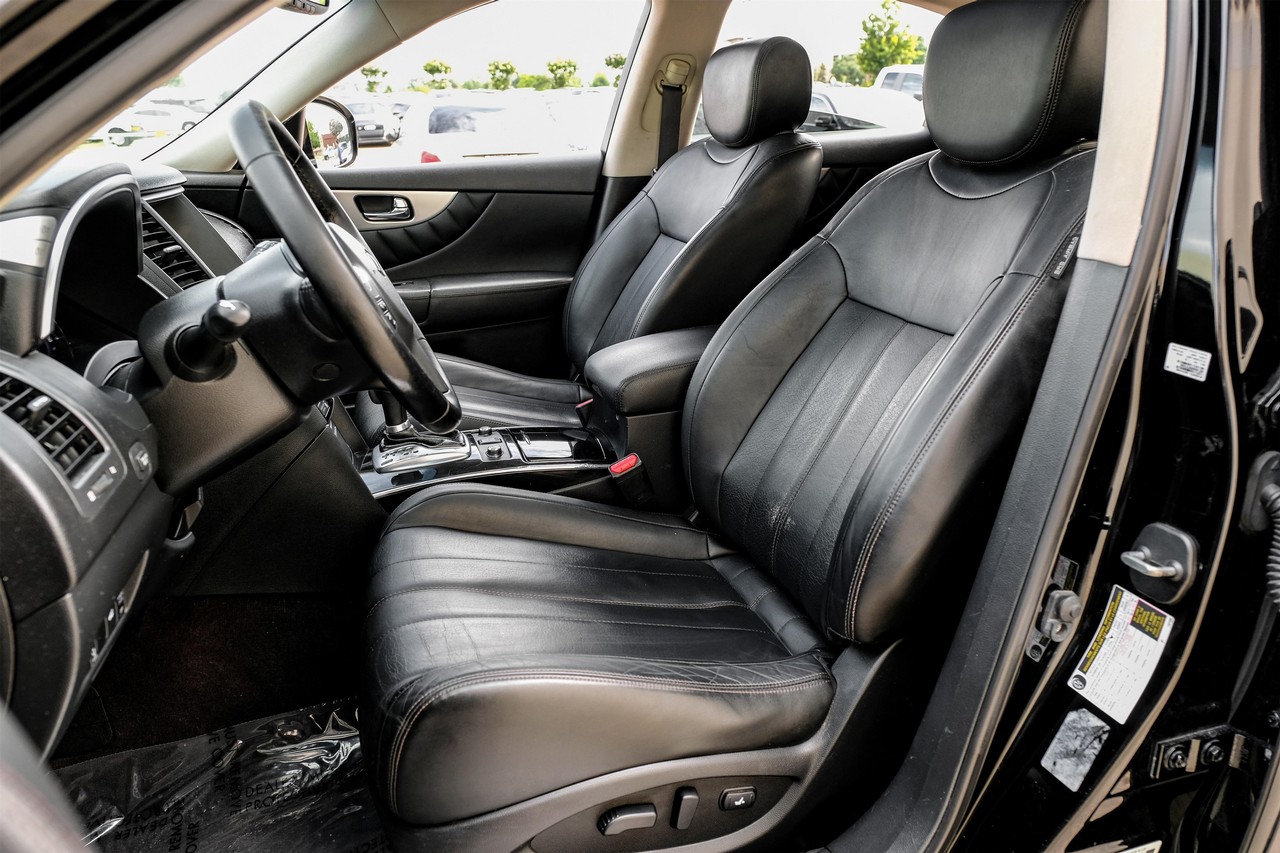 INFINITI QX70 Vehicle Main Gallery Image 04