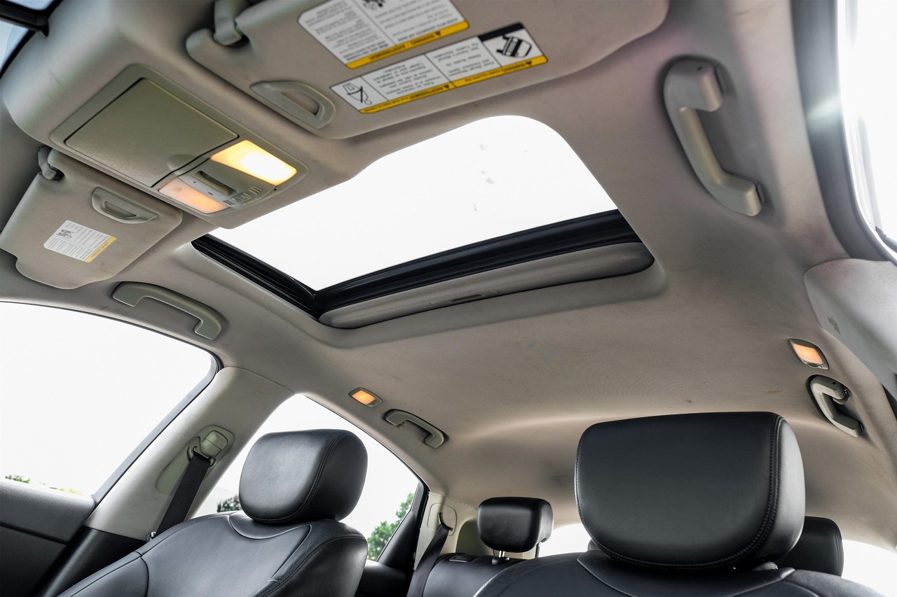 INFINITI QX70 Vehicle Main Gallery Image 05