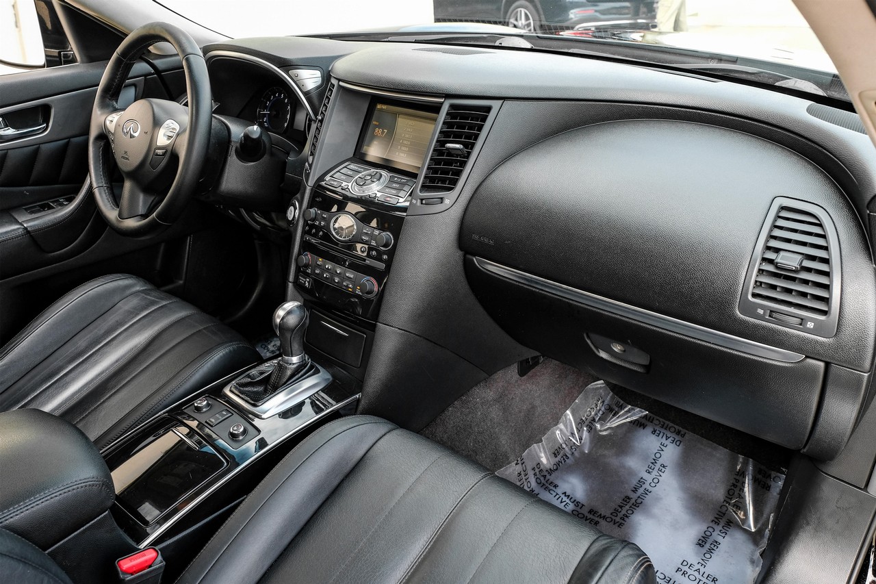INFINITI QX70 Vehicle Main Gallery Image 13