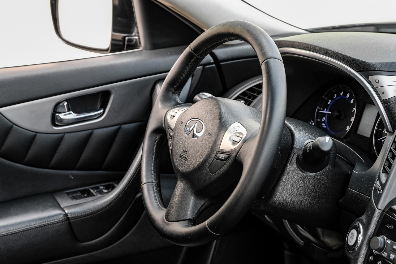 INFINITI QX70 Vehicle Main Gallery Image 14