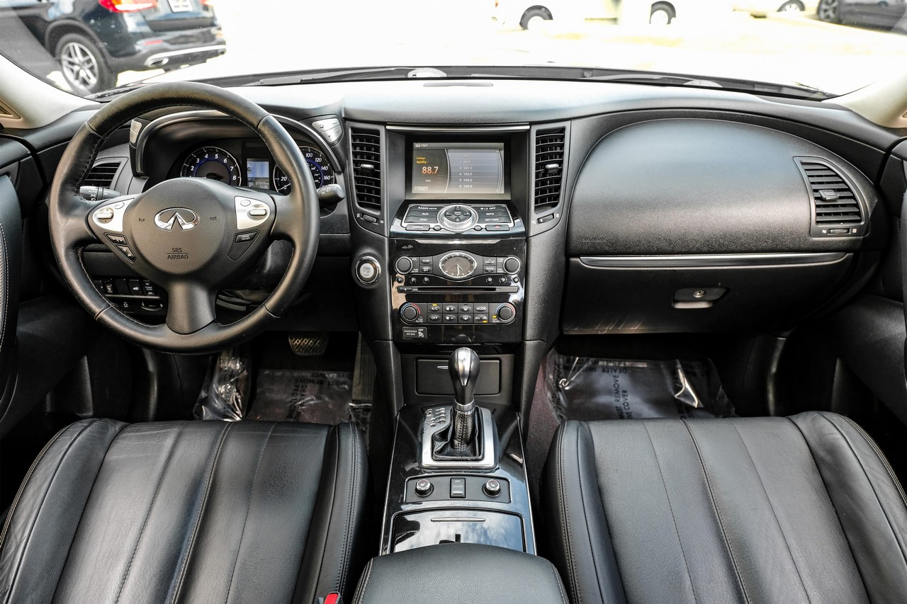INFINITI QX70 Vehicle Main Gallery Image 15