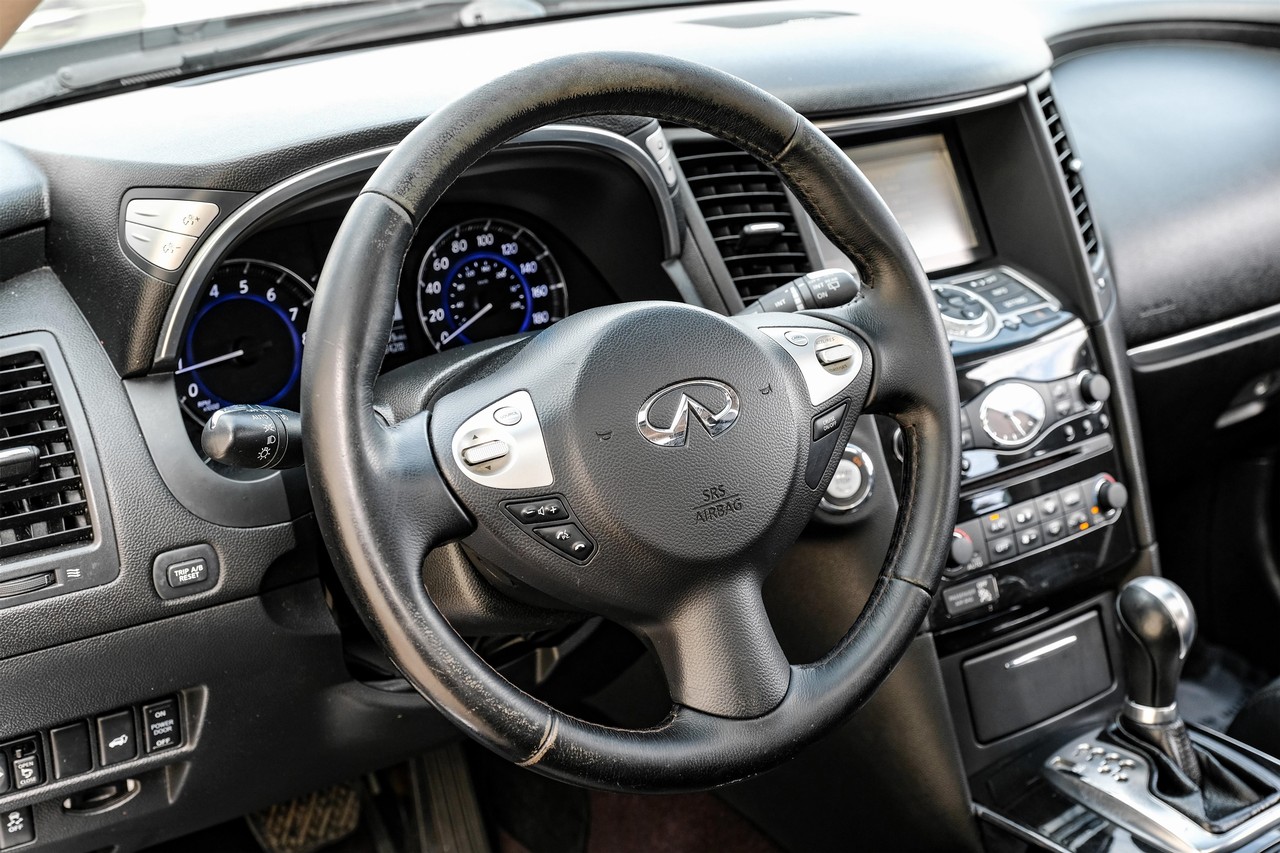 INFINITI QX70 Vehicle Main Gallery Image 16