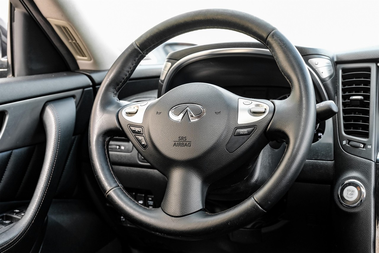 INFINITI QX70 Vehicle Main Gallery Image 17