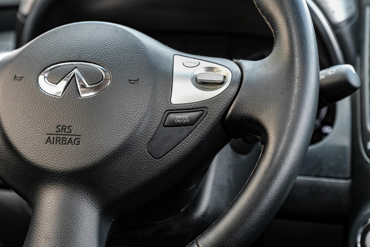INFINITI QX70 Vehicle Main Gallery Image 19