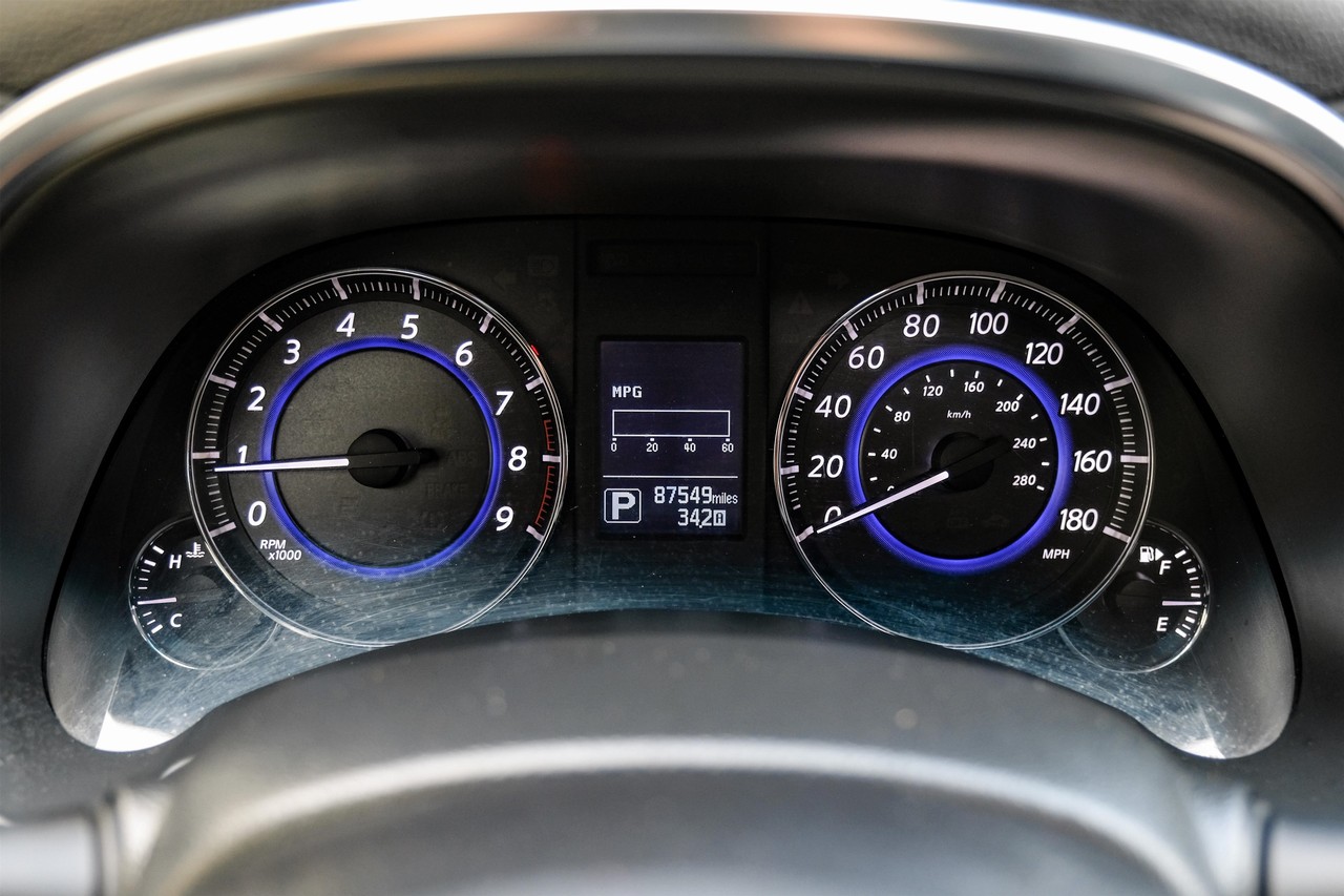 INFINITI QX70 Vehicle Main Gallery Image 20