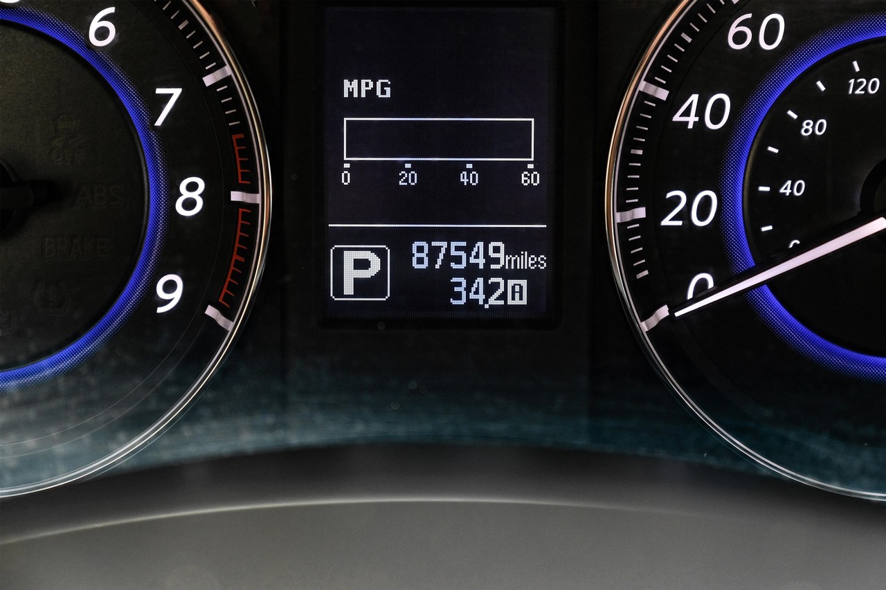 INFINITI QX70 Vehicle Main Gallery Image 21