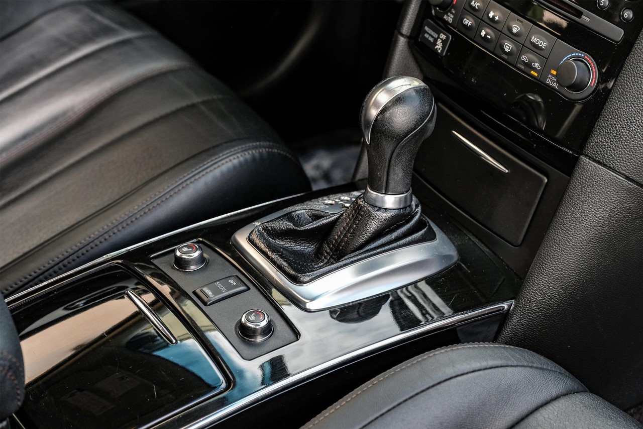 INFINITI QX70 Vehicle Main Gallery Image 23