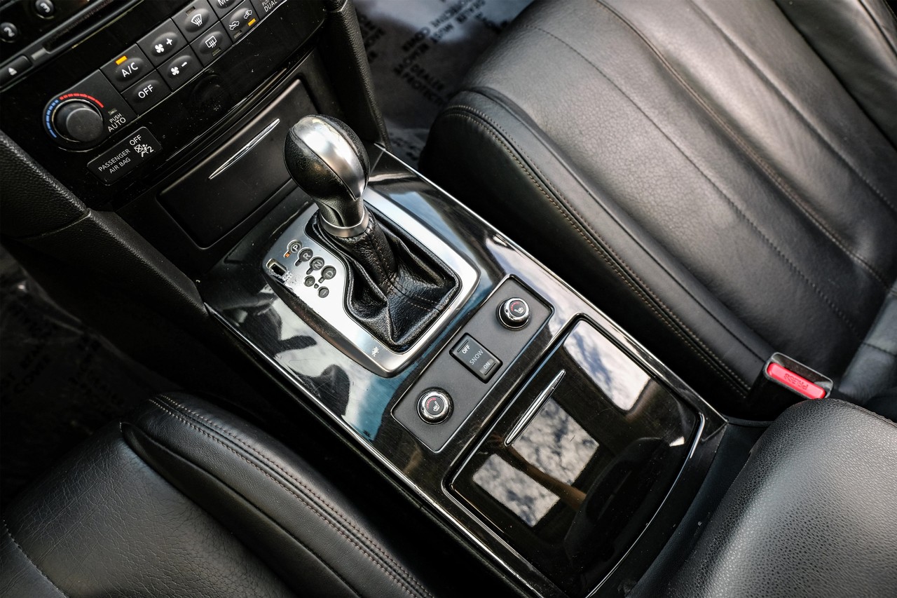 INFINITI QX70 Vehicle Main Gallery Image 24
