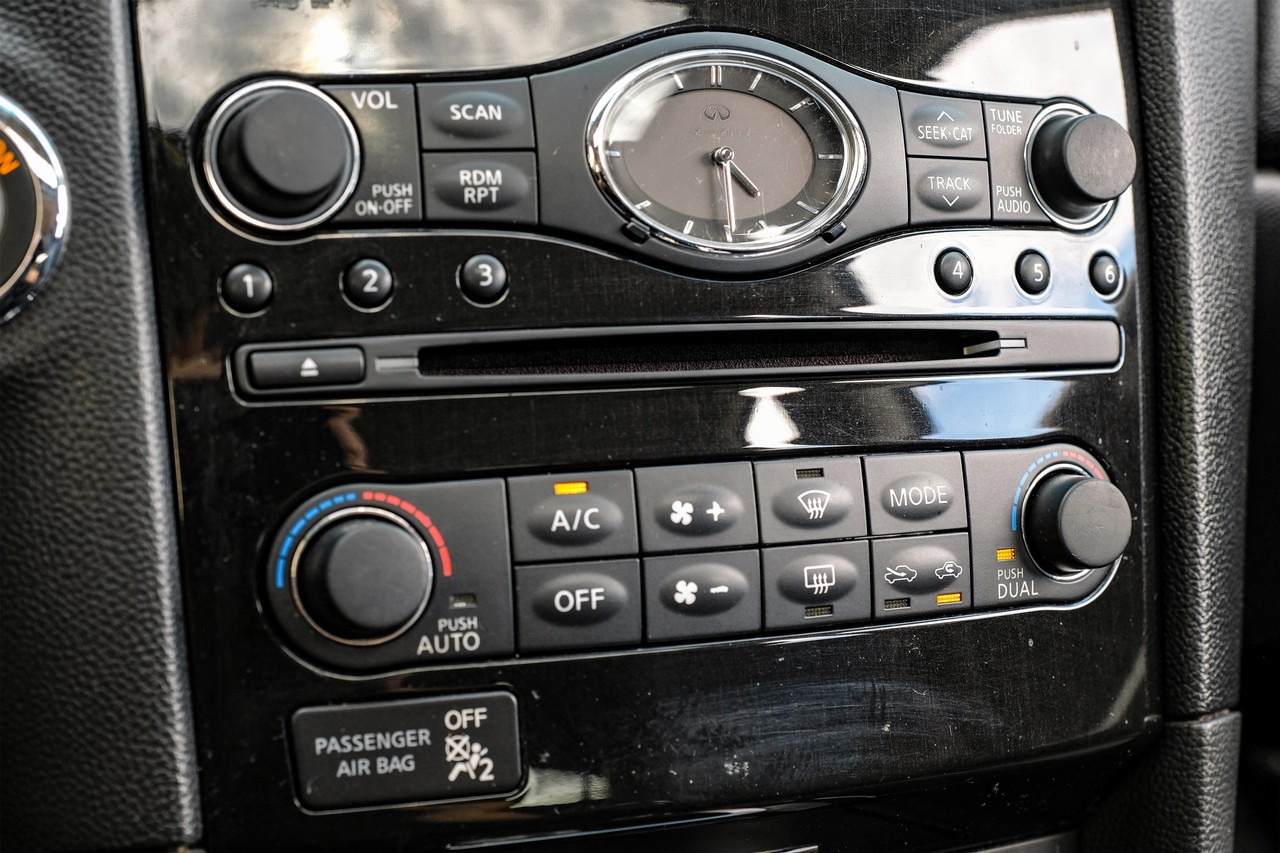 INFINITI QX70 Vehicle Main Gallery Image 25