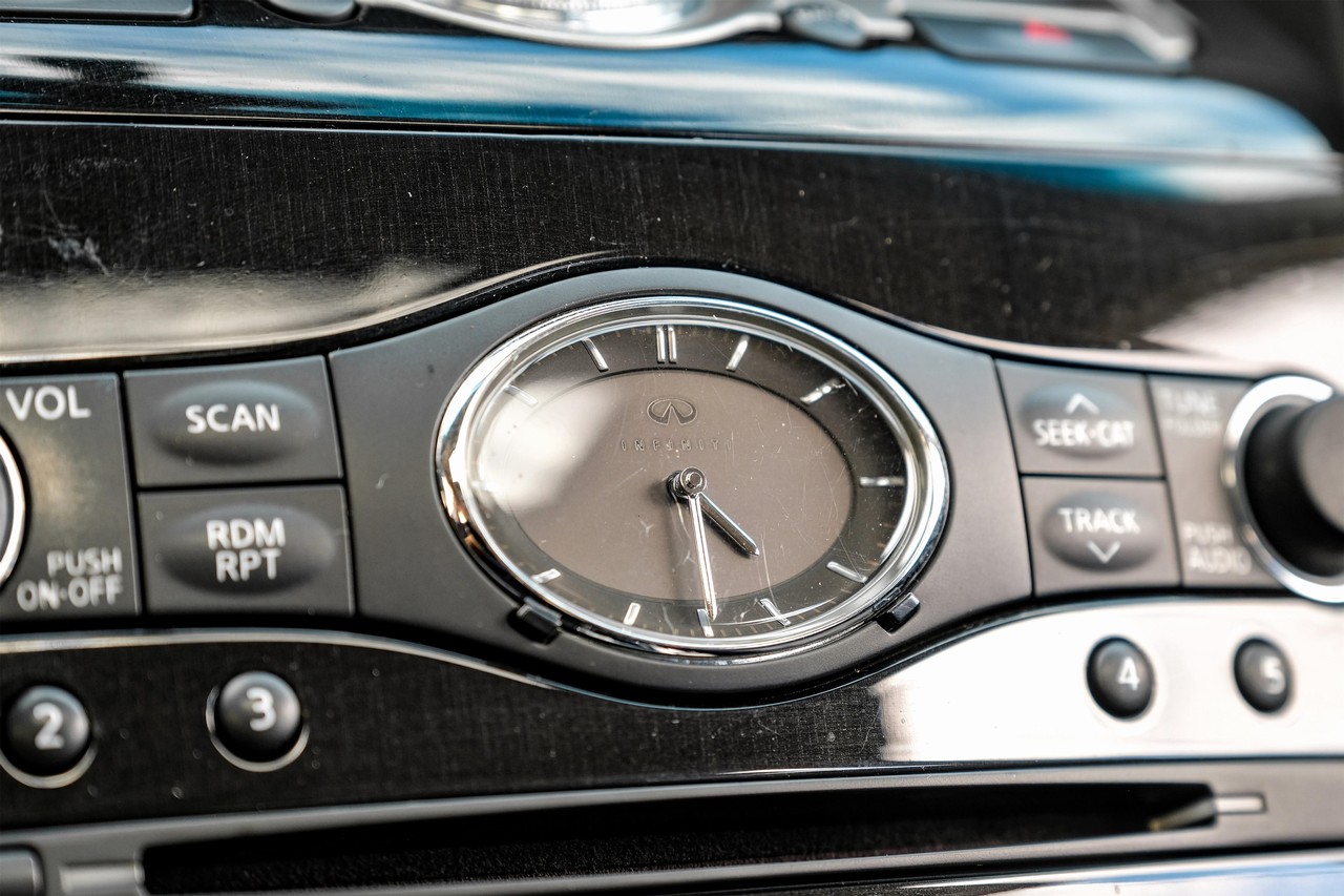 INFINITI QX70 Vehicle Main Gallery Image 26