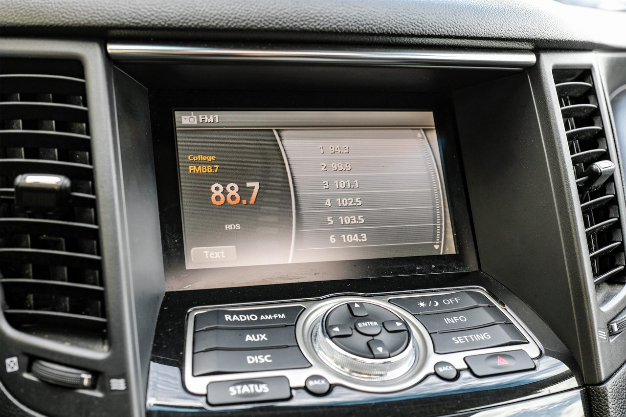 INFINITI QX70 Vehicle Main Gallery Image 27