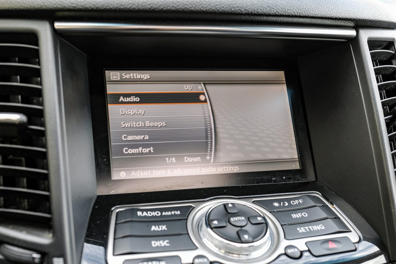 INFINITI QX70 Vehicle Main Gallery Image 28