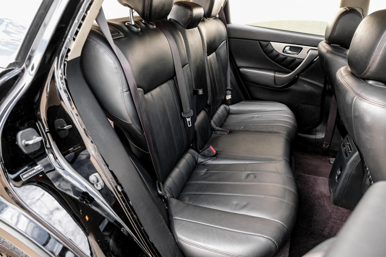 INFINITI QX70 Vehicle Main Gallery Image 31