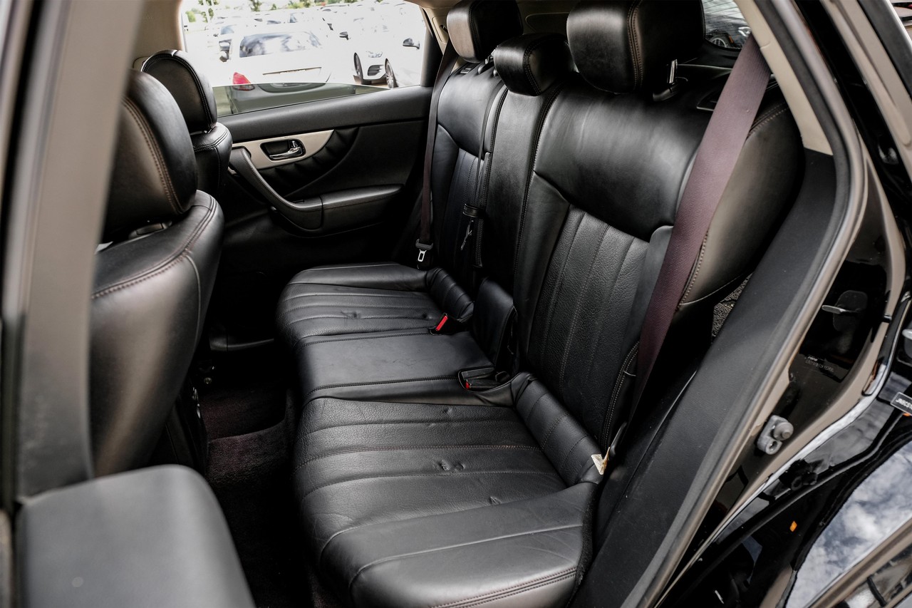 INFINITI QX70 Vehicle Main Gallery Image 34