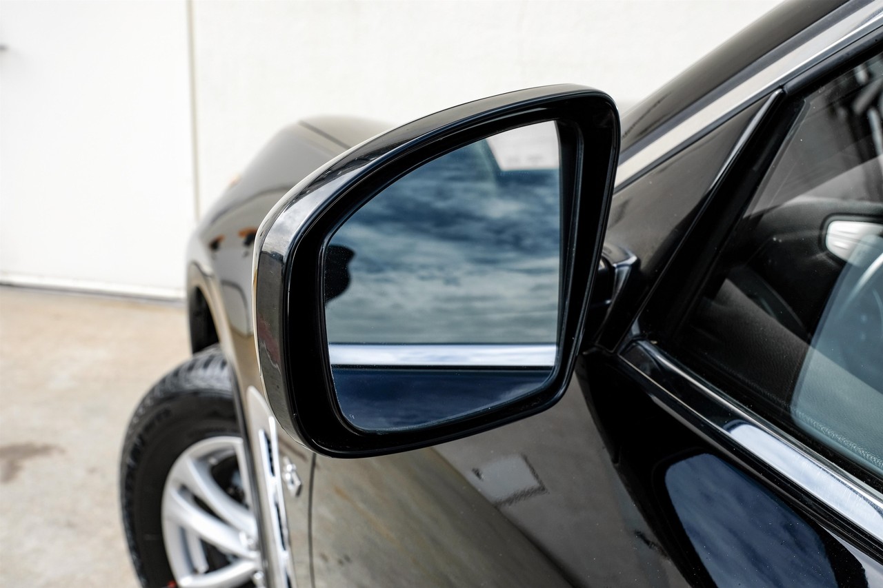 INFINITI QX70 Vehicle Main Gallery Image 36