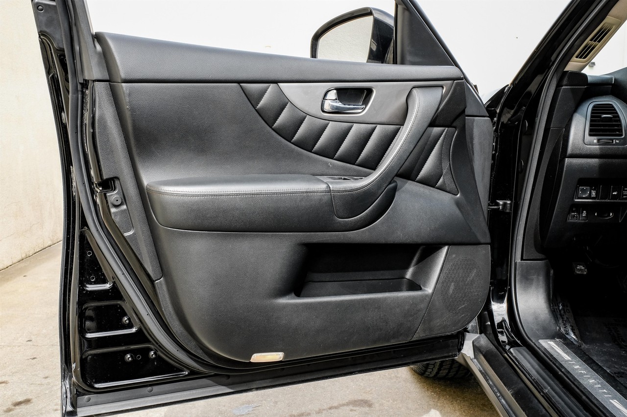 INFINITI QX70 Vehicle Main Gallery Image 37