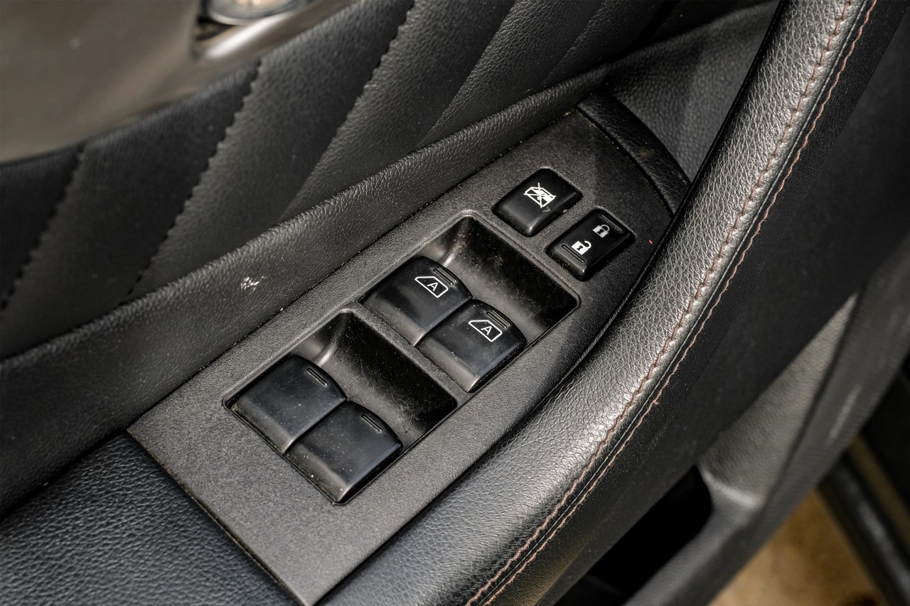 INFINITI QX70 Vehicle Main Gallery Image 38
