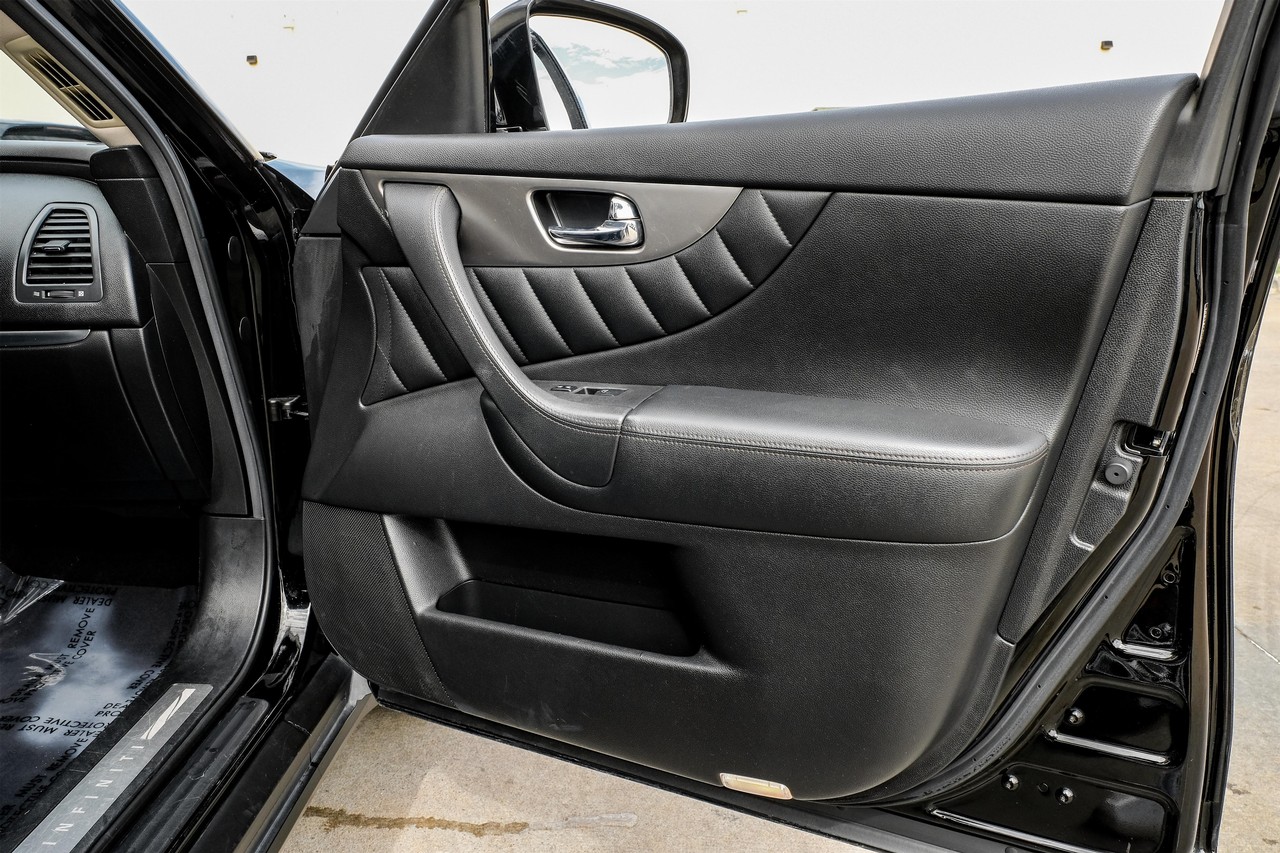 INFINITI QX70 Vehicle Main Gallery Image 39