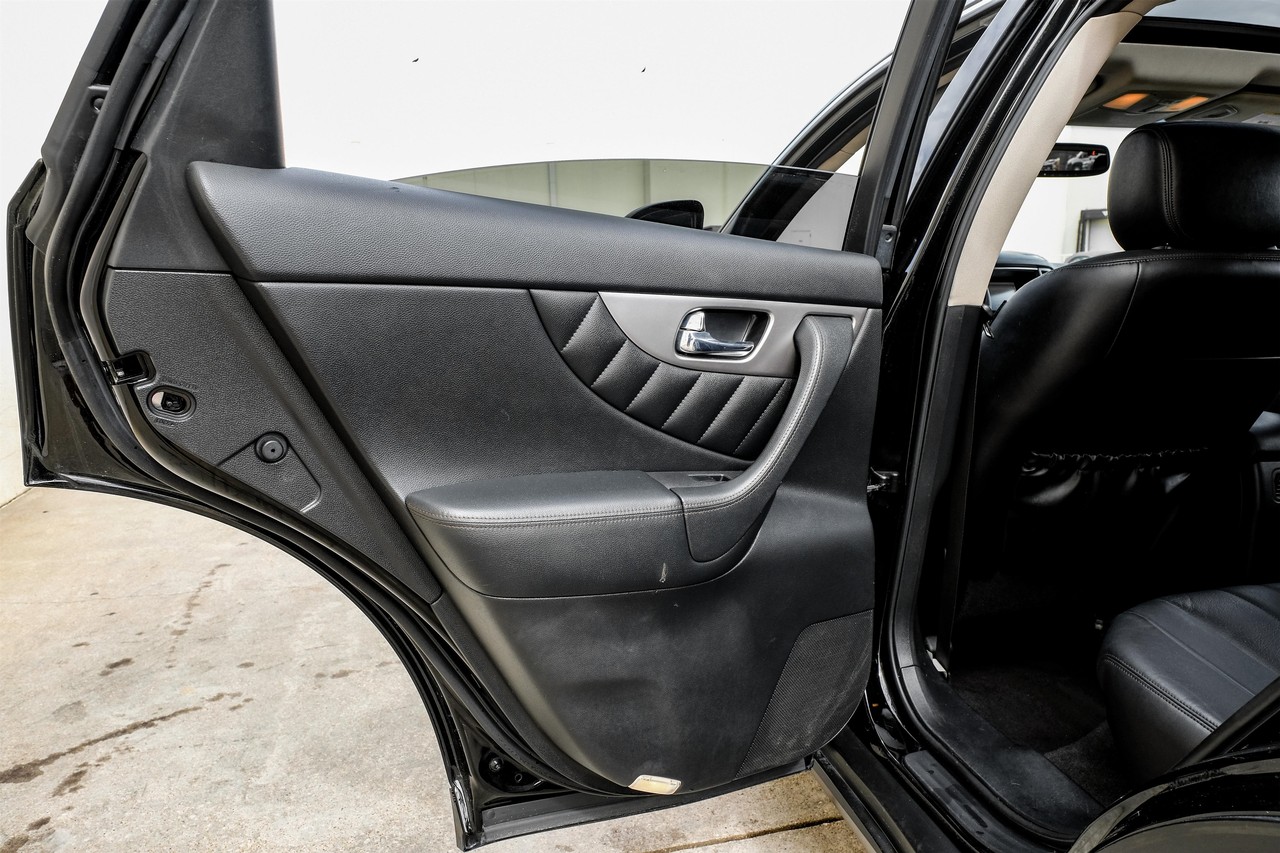 INFINITI QX70 Vehicle Main Gallery Image 40