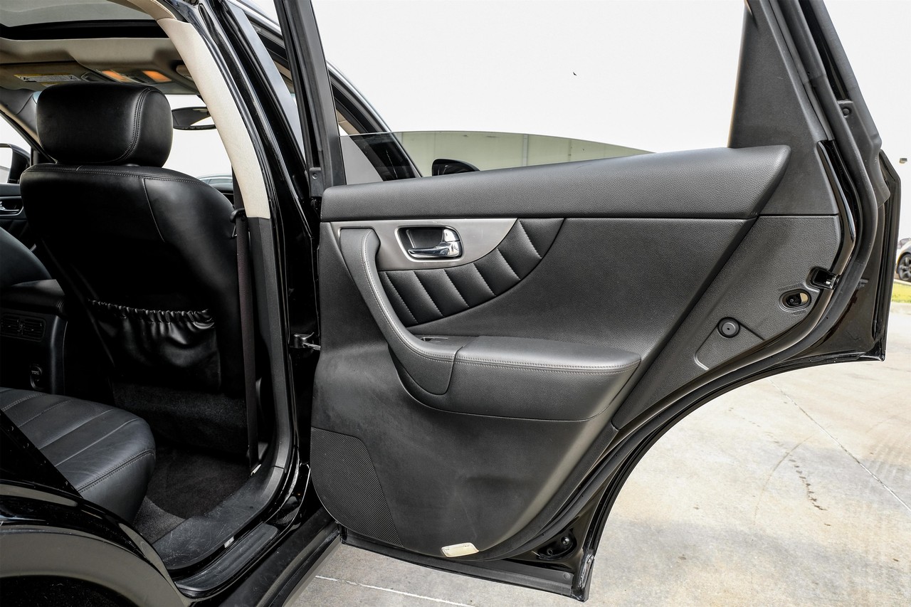 INFINITI QX70 Vehicle Main Gallery Image 41