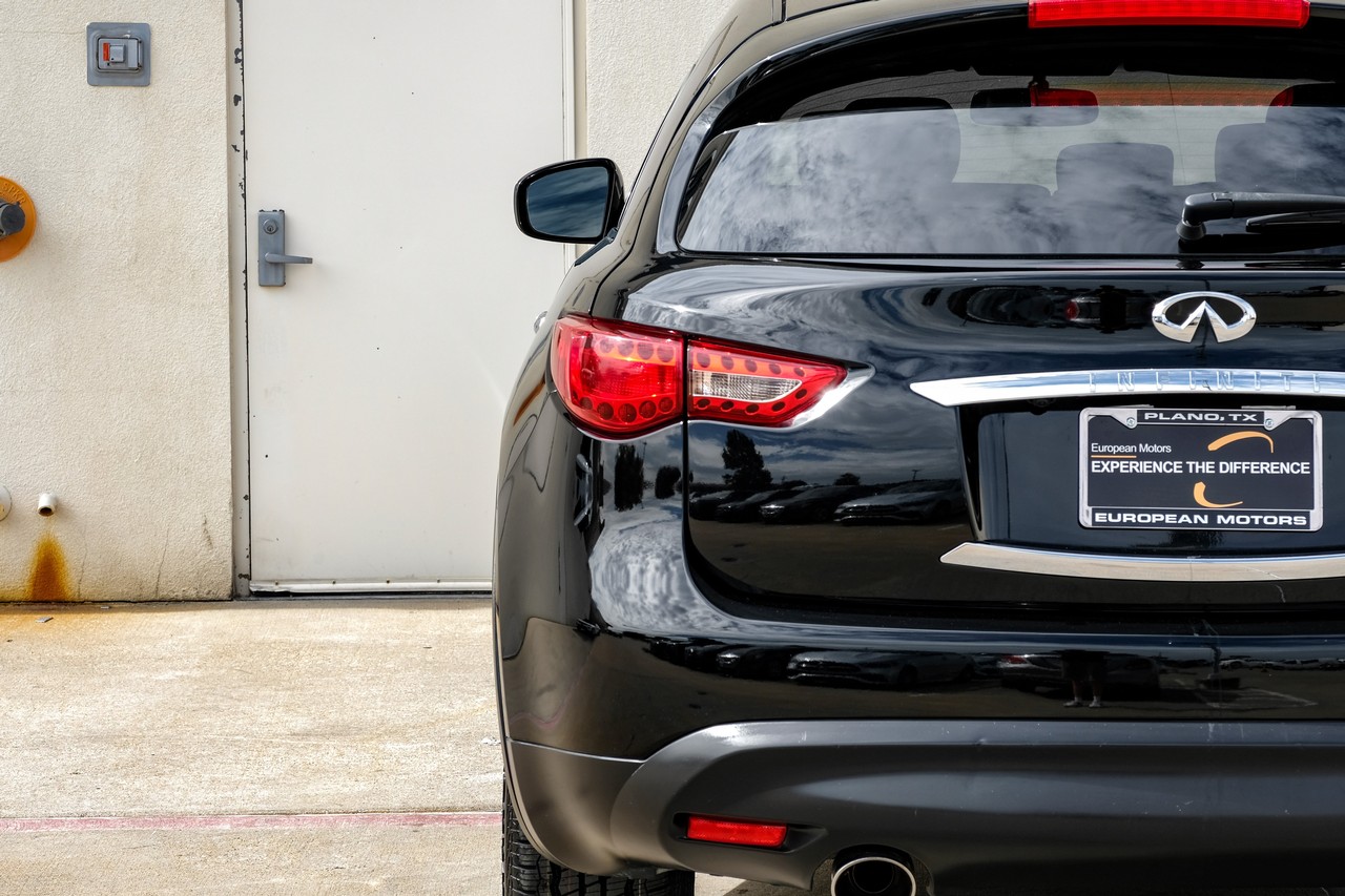 INFINITI QX70 Vehicle Main Gallery Image 43