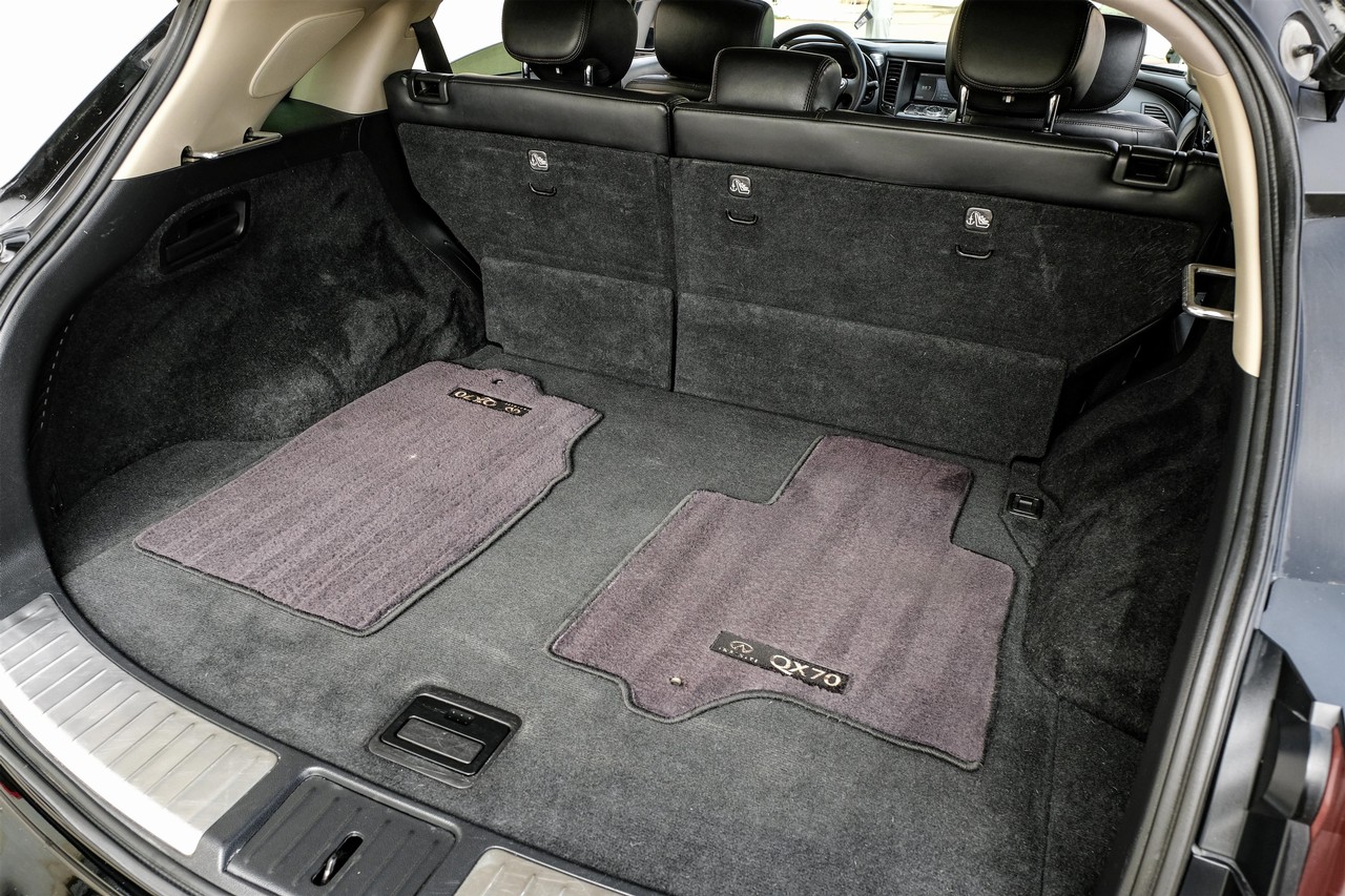 INFINITI QX70 Vehicle Main Gallery Image 44