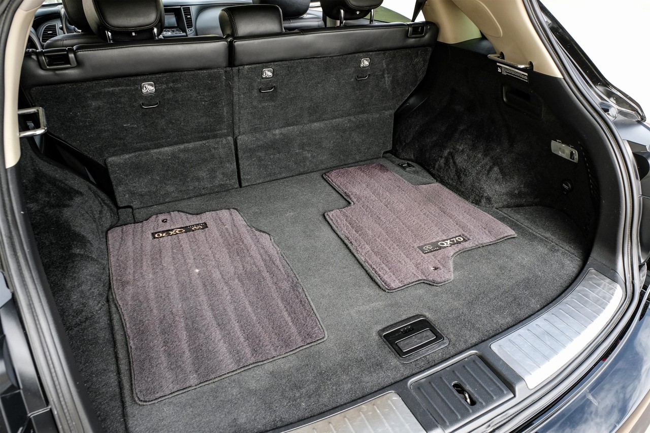 INFINITI QX70 Vehicle Main Gallery Image 45