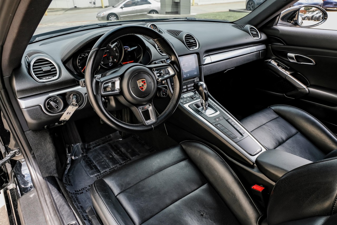 Porsche 718 Cayman Vehicle Main Gallery Image 03
